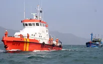 Lai dắt thành công tàu cá cùng 12 ngư dân Bình Định gặp nạn trên biển