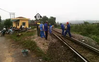 Tàu khách SE13 trật bánh, đường sắt Bắc-Nam ùn tắc