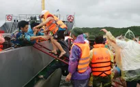 Đưa du khách từ Cô Tô về đất liền gặp khó do mưa lớn