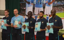 Cầu thủ Man City giao lưu tại trường Đại học quốc gia Hà Nội
