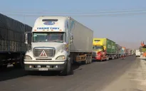 Hàng nghìn xe tải ách tắc trên Quốc lộ 1A