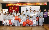 Tặng quà trẻ em đang điều trị, phẫu thuật mắt tại Hà Nội