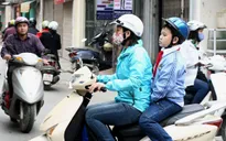 Đội mũ bảo hiểm cho trẻ: Phụ huynh và học sinh đều hưởng ứng