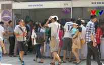 Hàng trăm độc giả đội nắng tham gia Lễ hội sách Hoa học trò