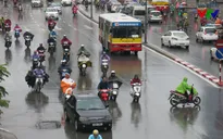 Người dân Thủ đô co ro trong ngày mưa lạnh đầu mùa