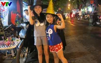 Người dân Hà Nội đổ lên phố đón lễ hội Halloween