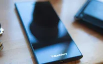Dâu Đen tung video trên tay BlackBerry Leap