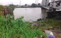 Phát hiện xác chết trôi sông, tay cột vào bao đá