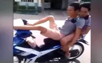 Phê ma túy, lái xe máy bằng... hai chân trên đường