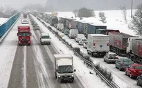 Séc: Giao thông tê liệt trầm trọng vì trận mưa tuyết lịch sử