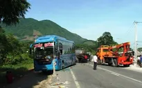 Xe bồn húc xe khách, hàng chục hành khách hoảng loạn