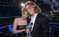 Cảnh sát truy nã bạn vô gia cư nhận giải VMA thay Miley Cyrus