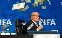 Sepp Blatter bị ném tiền vào mặt