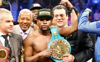 Floyd Mayweather bị tước đai vô địch ở trận quyền anh thế kỷ