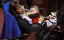 Nữ nghị sĩ Argentina cho con bú khi đang họp Quốc hội