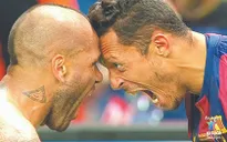 Alves và Adriano cùng ở lại Barca: Đúng là người Brazil có khác!
