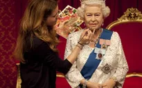 Gắn thêm hàng ngàn viên kim cương vào tượng sáp Nữ hoàng Elizabeth II