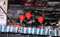 Vụ hỏa hoạn ở phố Hàng Mã, chủ nhà đi vắng, lực lượng cứu hỏa phải phá cửa để chữa cháy