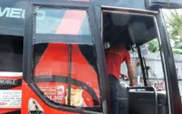 Côn đồ chặn đường tấn công xe khách, hàng chục người hoảng loạn