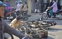 Xe “cà tàng” chạy ẩu, 2 người nhập viện