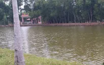 Rơi xuống hồ, hai mẹ con được một tù nhân cứu sống