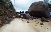 Phá đá chục tấn, “giải phóng” đại lộ đi sân bay Cam Ranh