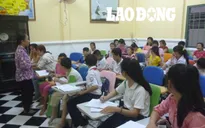 Bà giáo làng bỏ tiền thuê giáo viên dạy tiếng Anh miễn phí cho trẻ em nghèo