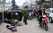 Hà Nội: Santafe "đụng" taxi, tông liên tiếp 2 xe máy, cắm đầu vào lô cốt