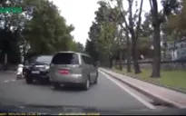 Hà Nội: Xe biển đỏ vượt ẩu "suýt" gây tai nạn