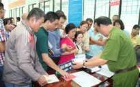 Người dân ùn ùn đi đổi chứng minh nhân dân 12 số