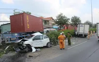 2 cha con kêu cứu trong ô tô bẹp dúm sau tai nạn liên hoàn
