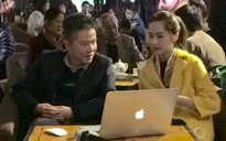 GS Ngô Bảo Châu và Hoa hậu Thu Thảo đấu giá sách “độc” vì trẻ em vùng cao