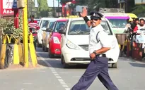 Cảnh sát Ấn Độ nhảy Moonwalk điều khiển giao thông
