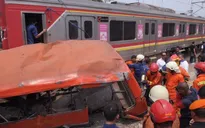 Tàu hỏa và xe buýt đâm nhau ở Indonesia, 18 người thiệt mạng