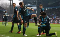 Chelsea chắc ngôi đầu, Man City hụt hơi