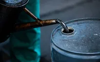 Giá dầu châu Á tăng nhờ USD giảm giá nhẹ