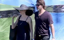 Angelina Jolie và Brad Pitt ôm hôn thắm thiết