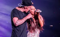 Mải ngắm người đẹp, Justin Bieber quên lời bài hát