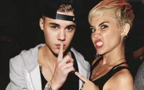 Miley cười khẩy trước tin đồn “dính bầu” với Justin Bieber