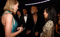 Kanye West để "máy hát Grammy" trong... nhà tắm