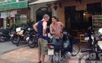 TP.HCM: Người nước ngoài thuê xe gắn máy dễ như đi chợ