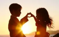 Làm gì khi trẻ nhỏ tập... yêu?