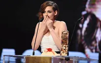 Phản ứng khó hiểu của Kristen Stewart tại lễ trao giải Cesar