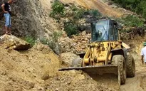 Mở đường tạm qua đoạn sạt lở trên Quốc lộ 12