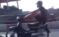Nam thanh niên thản nhiên lái xe máy bằng chân