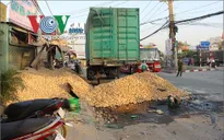 Xe container lật nhào, hàng hóa bít cửa nhà dân