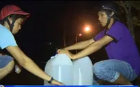 Kiên Giang: Hàng trăm người dân đi lấy nước ngọt ban đêm