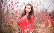 MC Thùy Linh rạng rỡ bên hoa xuân
