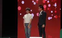 Lê Cát Trọng Lý ngại ngùng bên MC Công Tố
