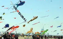 Bầu trời Dubai muôn vàn sắc tía với lễ hội thả diều